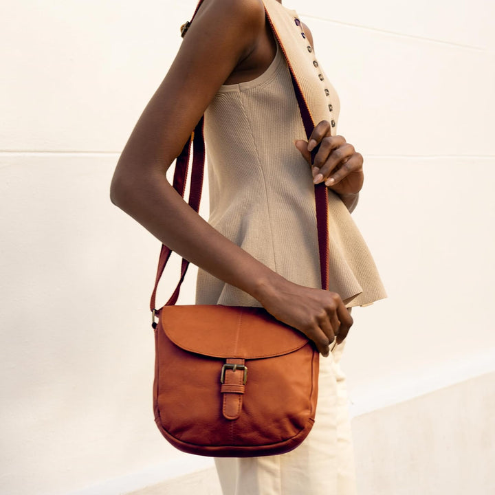 Gusti Leder Umhängetasche Candice | Handgefertigte Ledertasche Damen für Alltag & Freizeit I Elegant