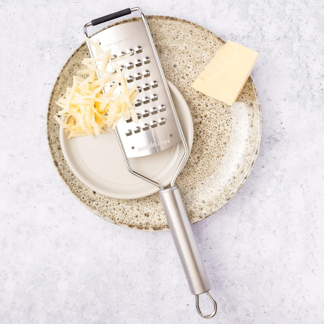 Microplane Küchenreibe Sehr Grob für Kartoffel, Zucchini, Karotte, Apfel, Kohl und Käse mit rasierme