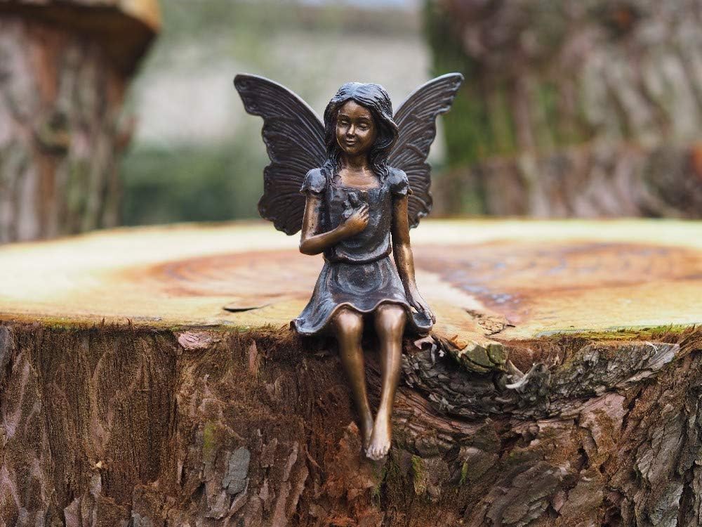 IDYL Bronze-Skulptur Sitzende Fee mit Schmetterling | 20x11x13 cm | Klassische Bronze-Figur handgefe