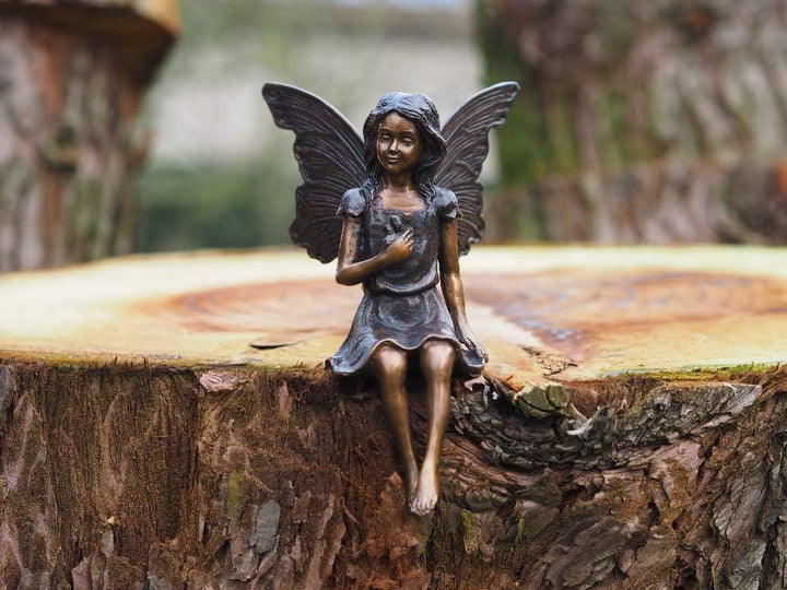 IDYL Bronze-Skulptur Sitzende Fee mit Schmetterling | 20x11x13 cm | Klassische Bronze-Figur handgefe
