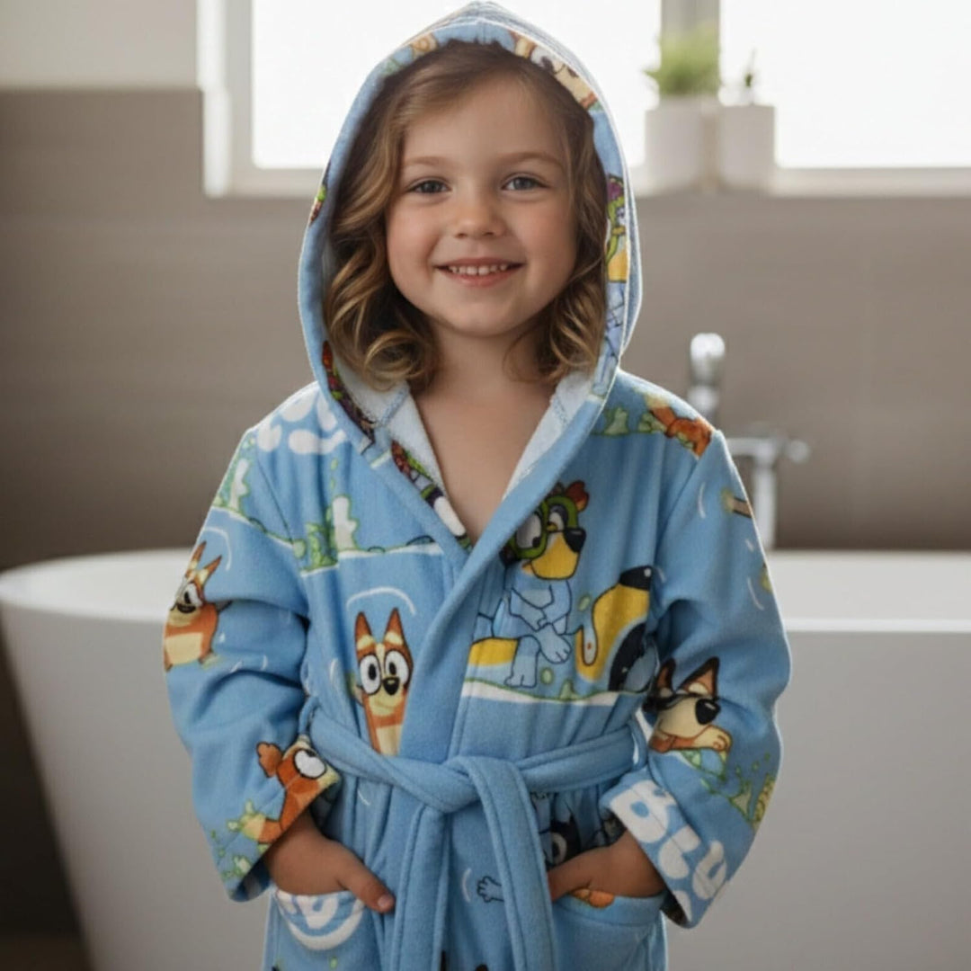 Aymax Bluey & Bingo Kinder Bade-Set 3-tlg. – Bademantel mit Kapuze & Gürtel + Handtuch + Waschhandsc