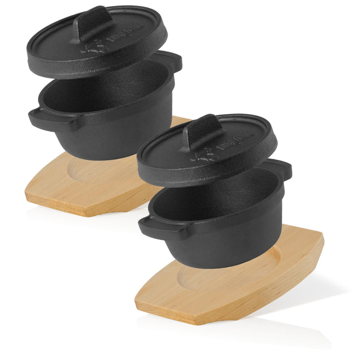 BBQ-Toro Mini Dutch Oven (2 Stück) | Ø 11 cm | Gusseisen Serviertopf mit Holzunterlage | bereits ein
