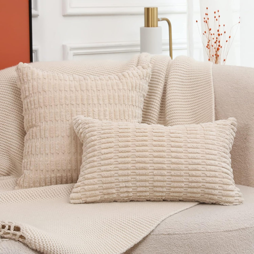 Mandioo 2er Set Beige Plüsch Boho Dekorative Wurf Kissenbezüge 55x55 cm, Super Weich gestreifte Cord