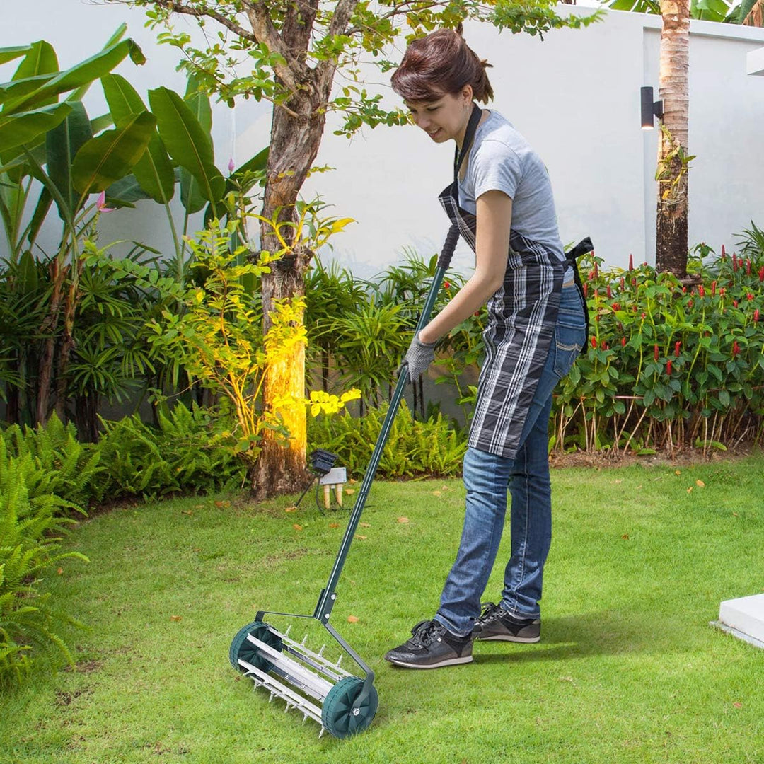 COSTWAY Rasenlüfter Walze, Rasenrolle mit Stiel & Nägeln, Handvertikutierer rollend, Rasenbelüfter m