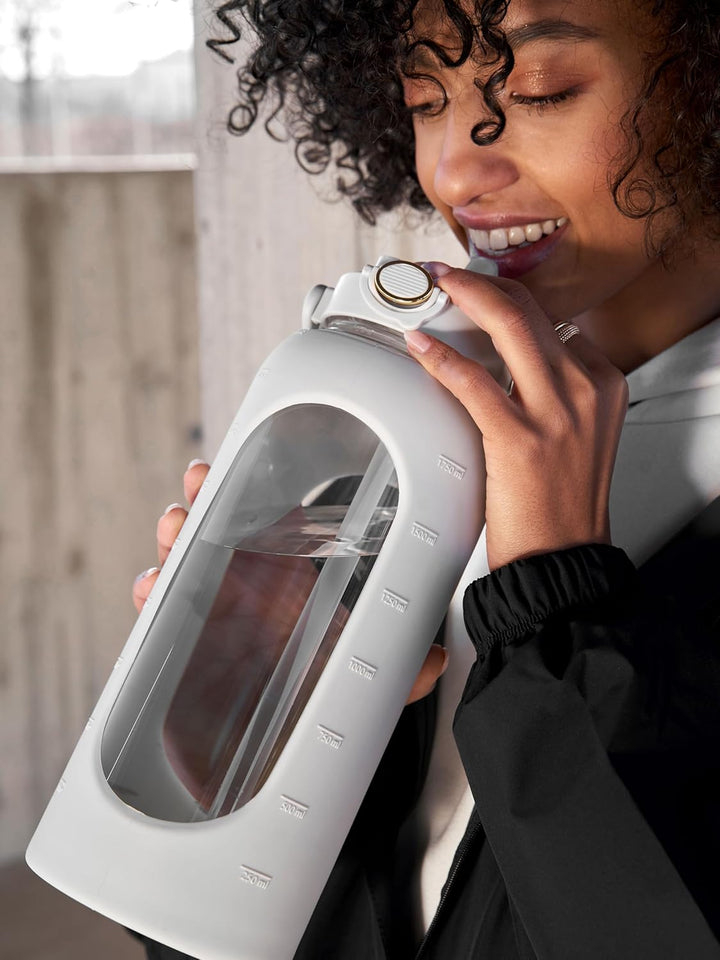 spottle Glasflasche 2 Liter - Trinkflasche 2L Glas mit Strohhalm - Grosse Wasserflasche mit Schutzhü