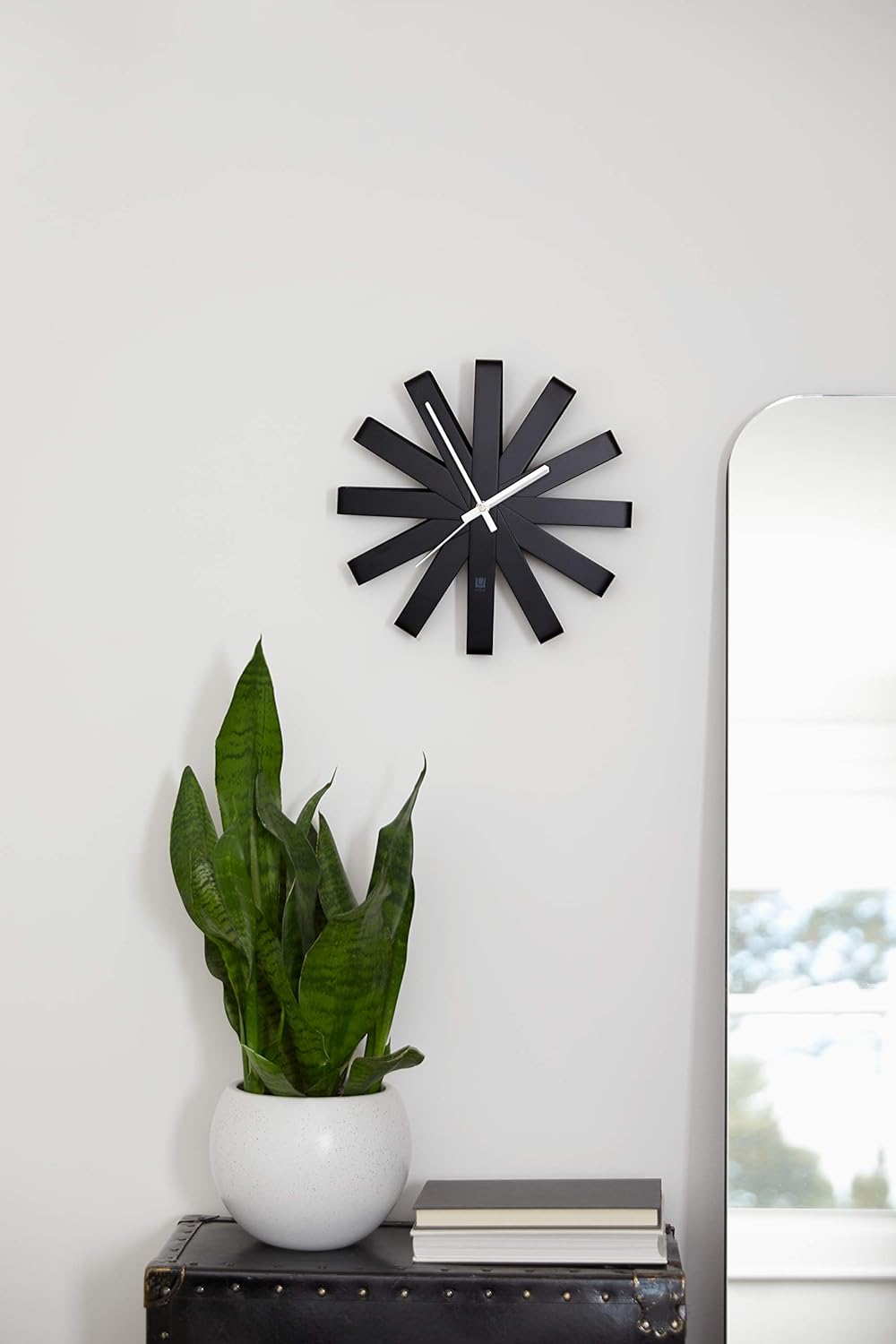 Umbra Ribbon Wanduhr, Moderne Quarz Wanduhr aus gebogenem Metall für Küche, Büro und Schlafzimmer, 3