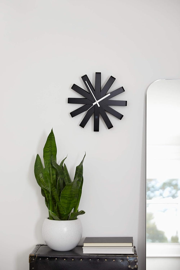 Umbra Ribbon Wanduhr, Moderne Quarz Wanduhr aus gebogenem Metall für Küche, Büro und Schlafzimmer, 3