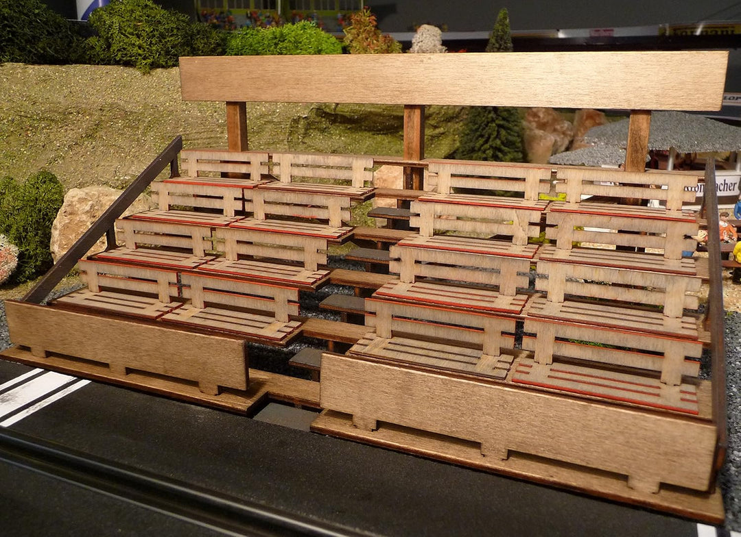 Slotcar Dekoration TRIBÜNE mit SITZBÄNKEN in 1:32 aus Holz für Carrera DIGITAL Figuren