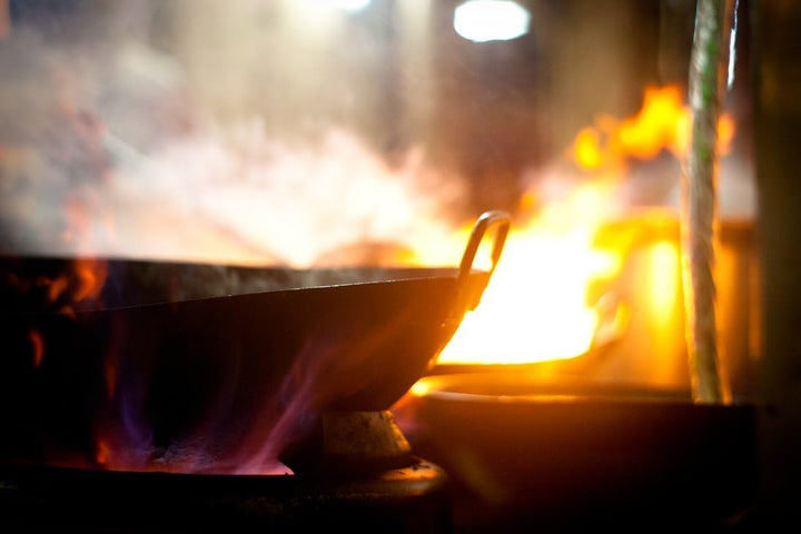 AAF Nommel Wok Pfanne aus Carbonstahl handgehämmert 38 cm Durchmesser mit rundem Boden Doppelgriff