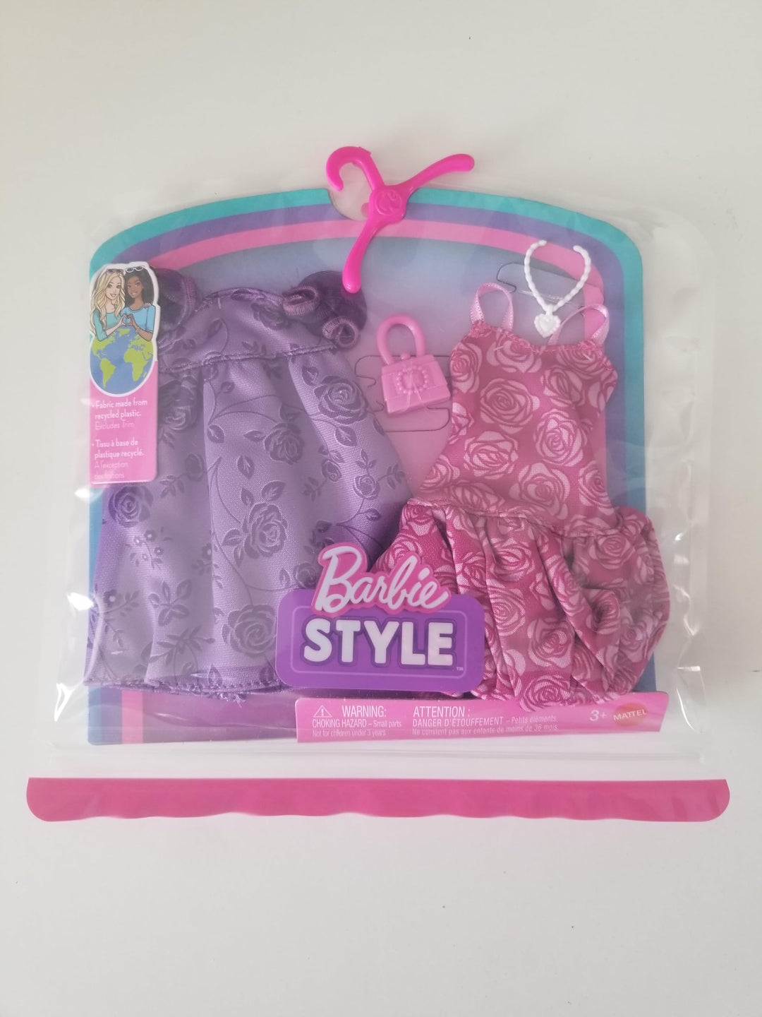 Barbie Style Fashion Pack, 2 Outfits mit Blumenmuster, Rosa und Violett, mit Zubehör für Puppen Barb