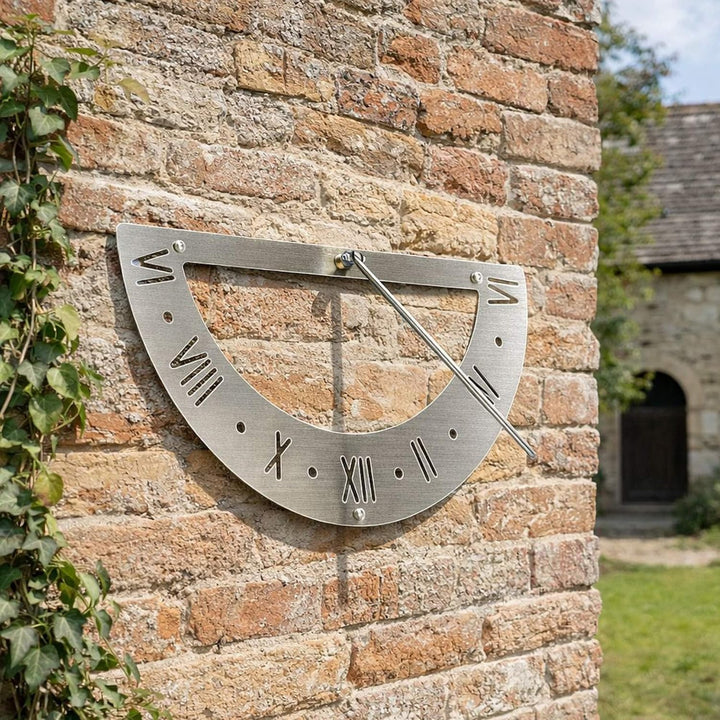 DanDiBo Sonnenuhr Edelstahl für die Wand 70 cm Rostfrei 96206 Ausrichtbar Wetterfest Gartenuhr Moder