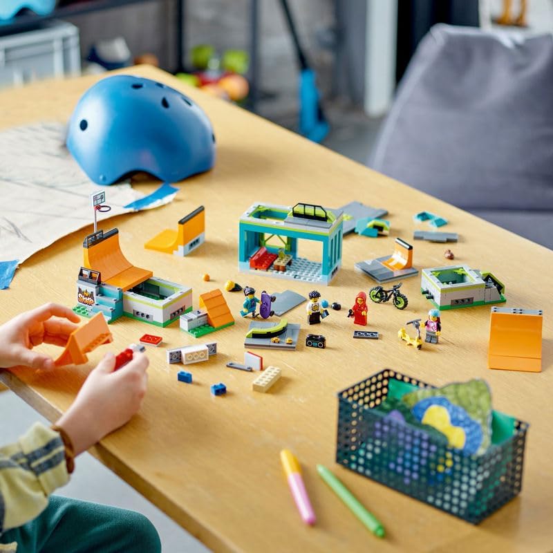 LEGO 60364 City Skaterpark, Spielzeug für Kinder ab 6 Jahren, mit BMX-Rad, Skateboard, Scooter, Inli