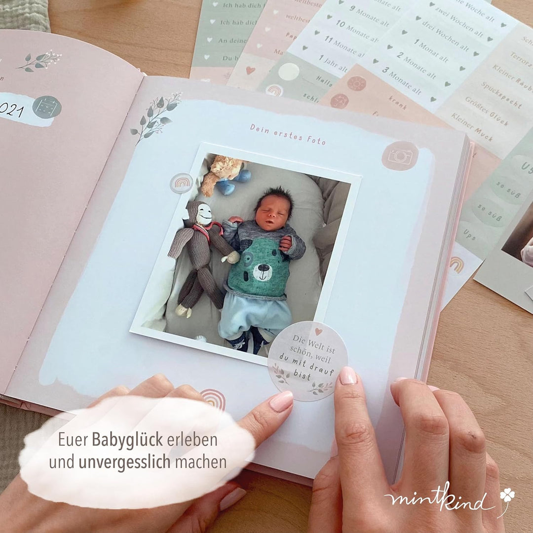 mintkind® Mein erstes Jahr Babyalbum Blumen rosa – zartes Babytagebuch mit 176 Seiten und Sticker-Se