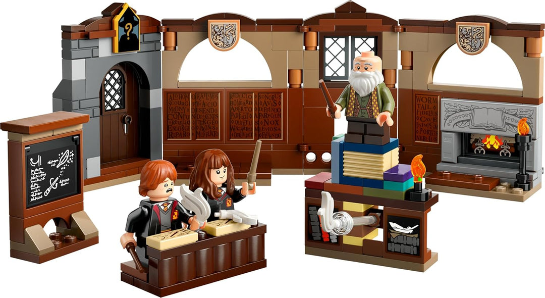 LEGO Harry Potter Schloss Hogwarts: Zauberkunstunterricht, Set mit 3 Minifiguren, inkl. Hermine Gran