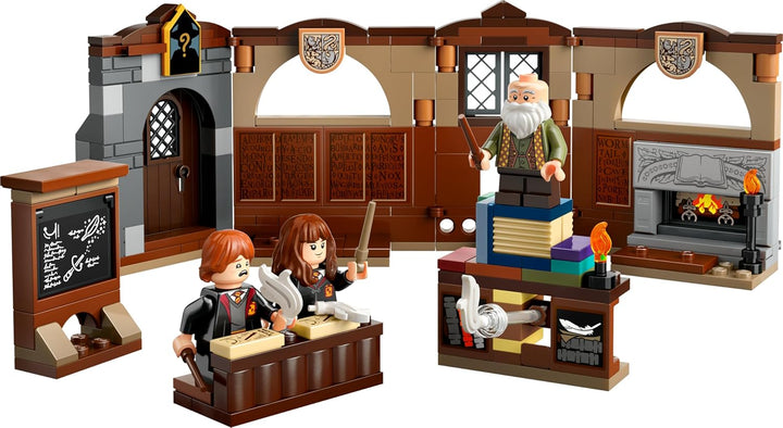 LEGO Harry Potter Schloss Hogwarts: Zauberkunstunterricht, Set mit 3 Minifiguren, inkl. Hermine Gran