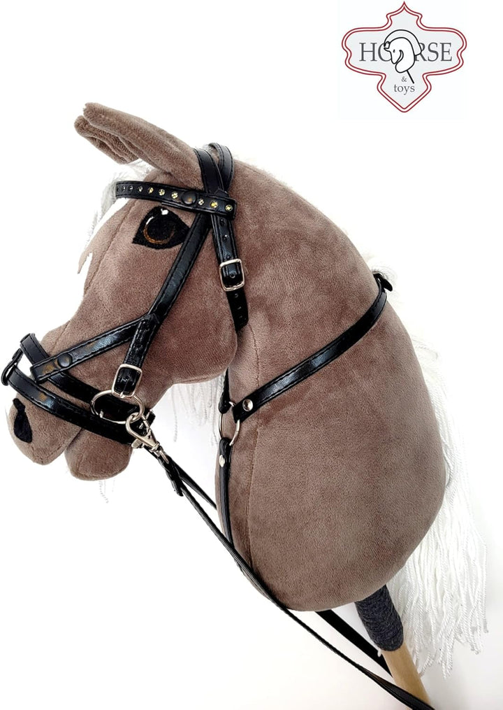 HORSE &amp; toys Hobby Horse Gross A3 (Pferd auf Stock) mit Zaumzeug und Strickjacke, für Kinder, 70 cm,