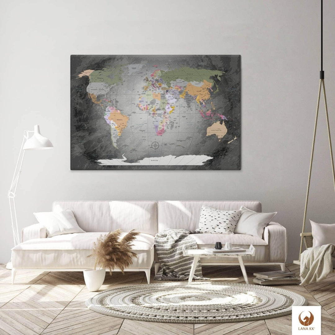 LANA KK - Weltkarte Leinwandbild mit Korkrückwand zum pinnen der Reiseziele – „Worldmap Edelgrau” -