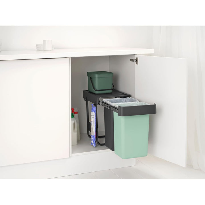 Brabantia Sort & Go Ausziehmülleimer | 2 x 15 l Einbaumülleimer für die Unterschranktür | Integriert