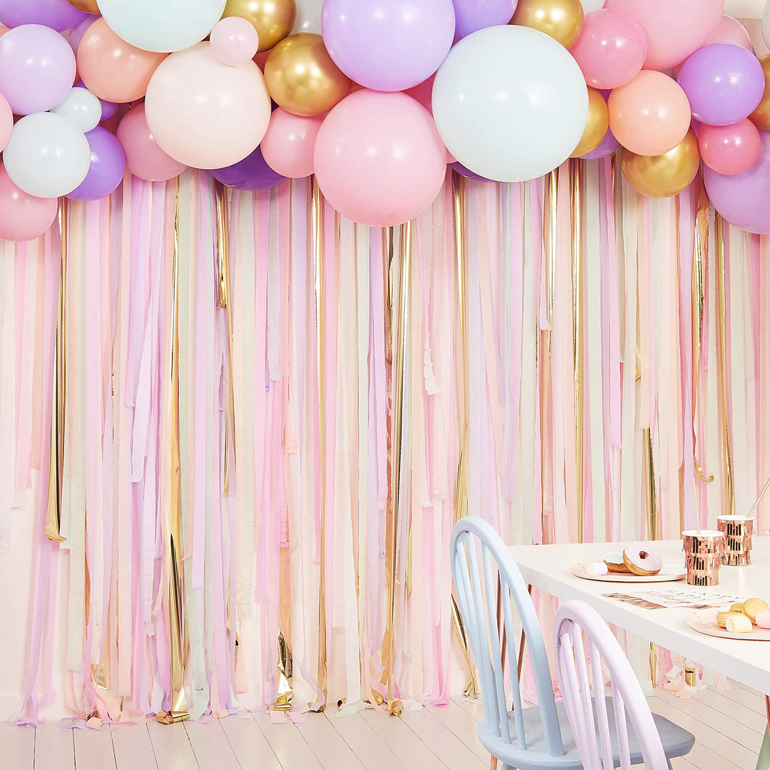 Ginger Ray Party-Hintergrund mit Luftschlangen und Ballon, Pastellfarben Luftschlangen Ballon Hinter
