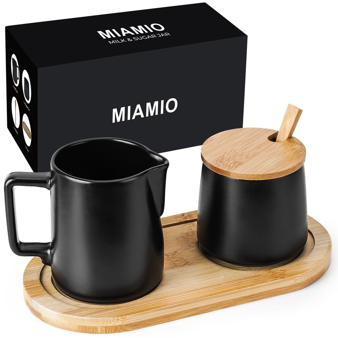 MIAMIO - Milch und Zucker Set mit Deckel und Löffel/Keramik Milchkännchen mit Holz Tablett - Mikrowe