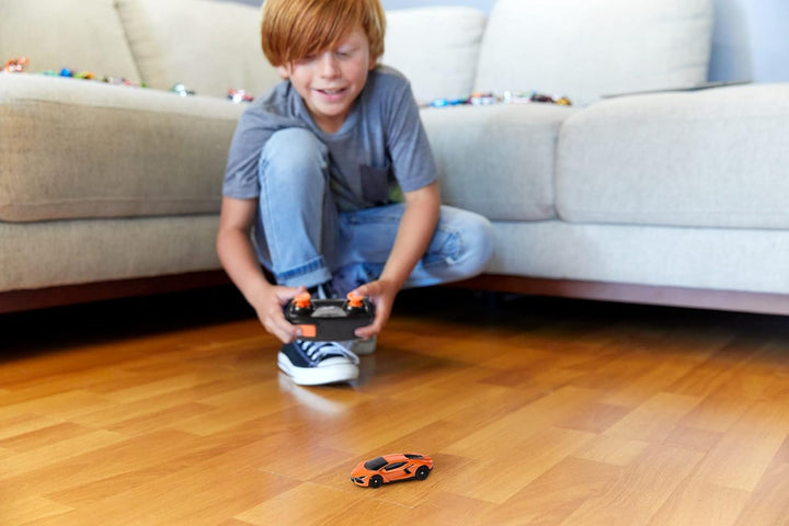 Hot Wheels RC Spielzeugauto, Lamborghini Revuelto mit Fernbedienung im Massstab 1:64, aufladbar mit