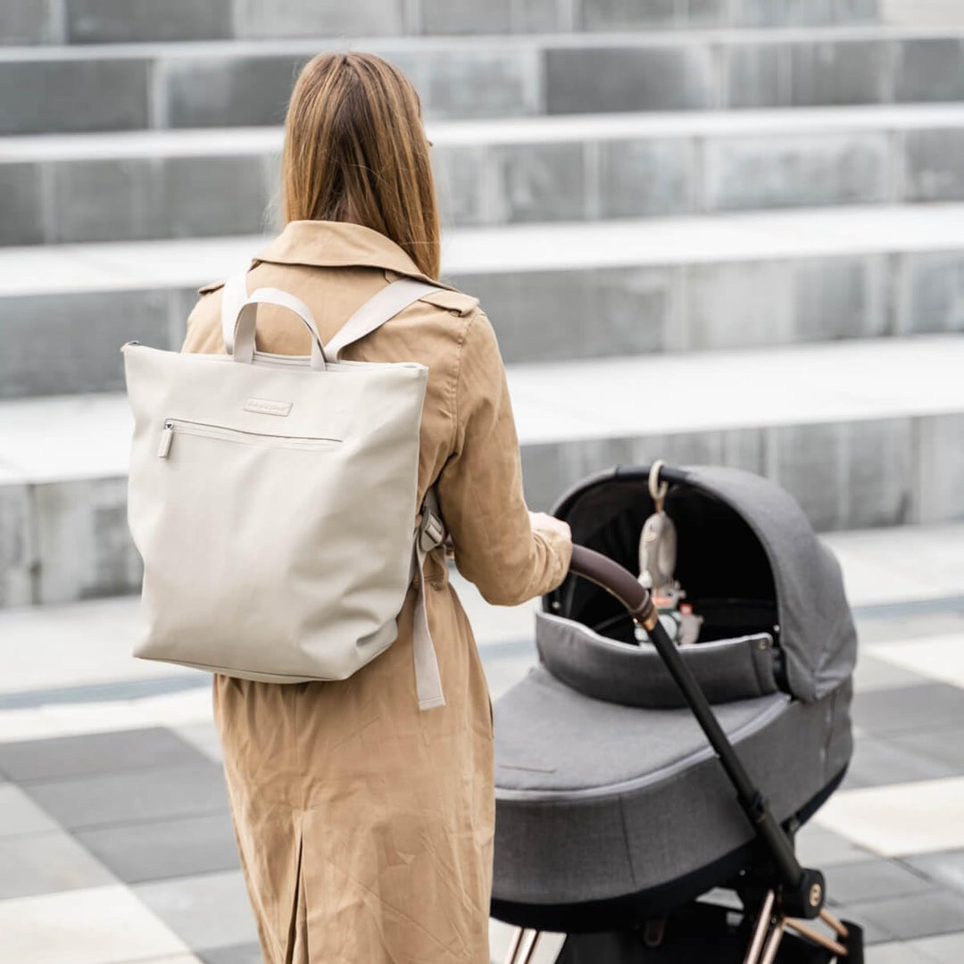 Done by Deer Wickelrucksack - Faltbare Wickelauflage und zwei Kinderwagenhaken inklusive - Wickeltas