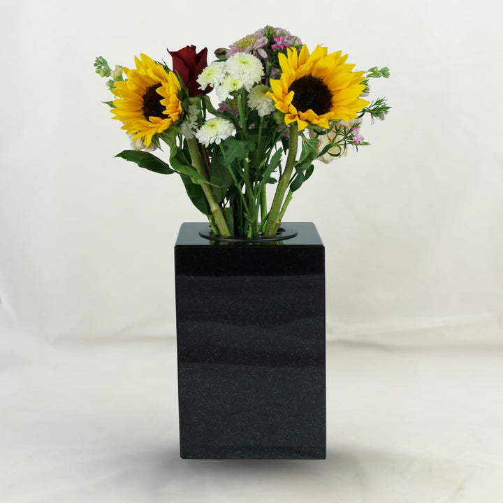 designgrab Cube Designer Grabvase aus Granit Schwedisch Black