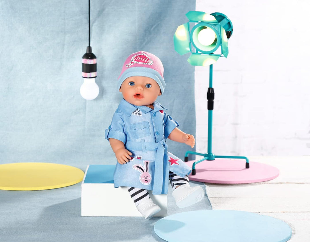 BABY born Deluxe Jeans Kleid, Puppenkleid mit gestreifter Leggings, rosa Mütze und Schunen für 43 cm