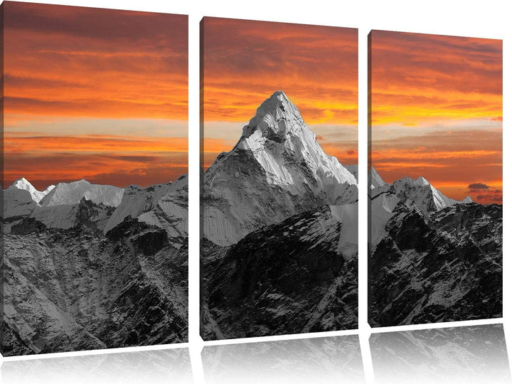 Hoher schneebedeckter Berg bei Sonnenuntergang schwarz/weiss 3-Teiler Leinwandbild 120x80 Bild auf L