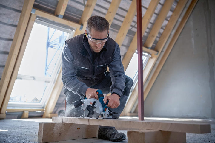 Bosch Professional 18V System Akku-Kreissäge GKS 18V 57-2L (linksseitiges Blatt, kohlenloser Motor,