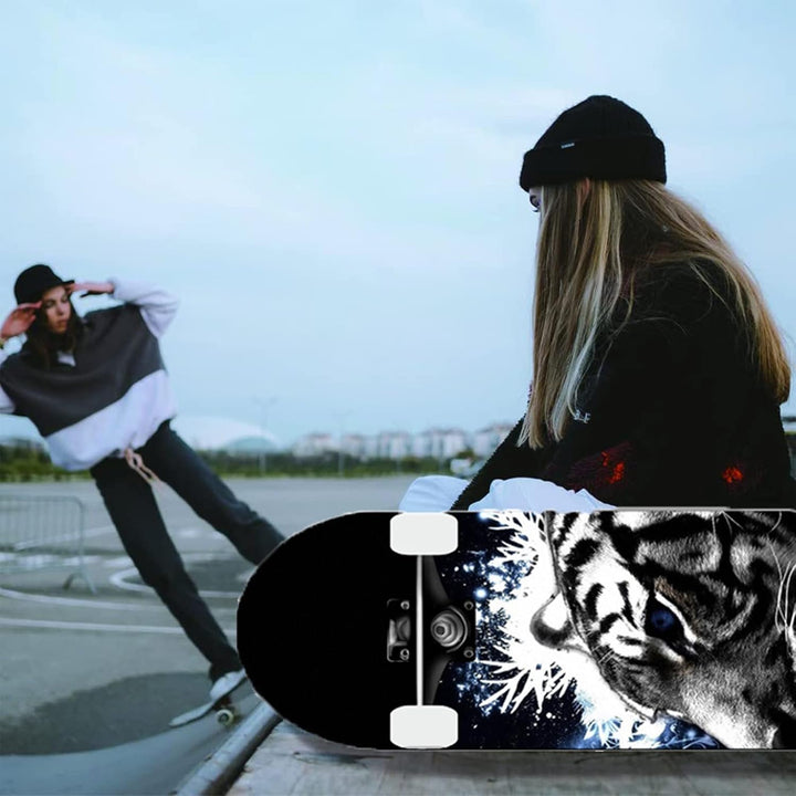 31-Zoll-Standard-Skateboard, 7 Lagen Ahorn-Board-Oberfläche, geeignet für Kinder, Jugendliche, Erwac