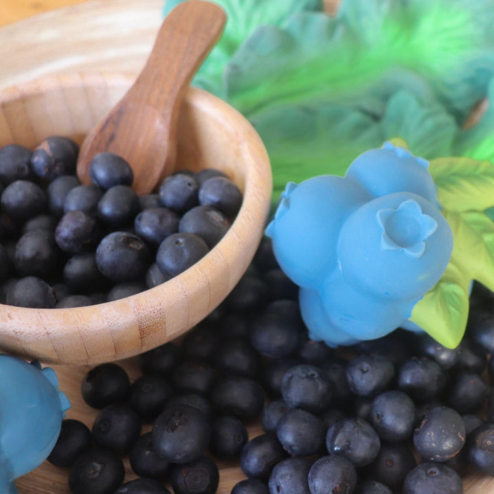 Oli & Carol - Baby-Beissring aus Naturkautschuk, Jerry the Blueberry, 9 cm