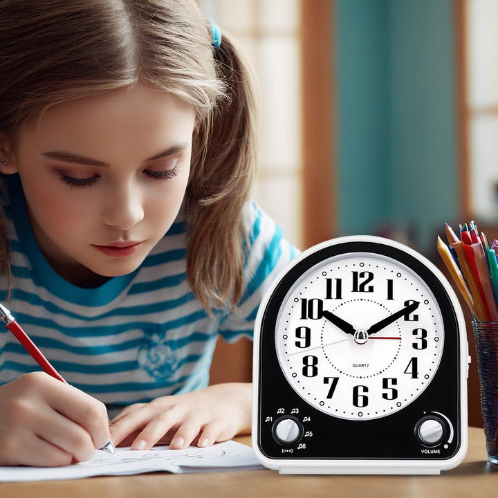 Eachui Analog Wecker mit 7 Alarmtöne, Nachtlicht, Snooze, Kein Ticken, Geräuschlos mit Einstellbare