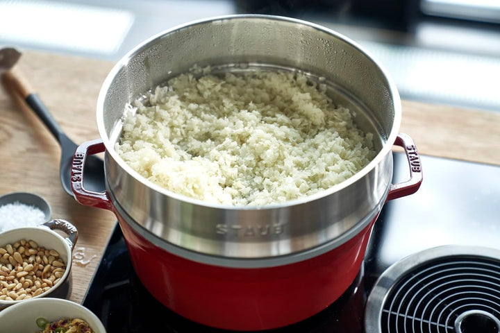 STAUB Gusseisen Bräter/Cocotte, mit Dämpfeinsatz, Rund 26 cm, 5,2 L, Aromaregen Funktion, Für alle H