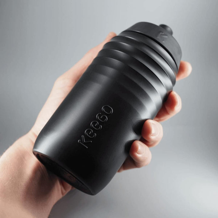 KEEGO | Die Evolution der Sportflasche | Elastisches Titan | Schützt vor Plastik im Wasser | Leicht