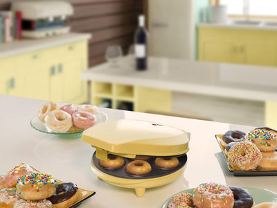 Bestron Donut Maker im Retro Design, Sweet Dreams, Antihaftbeschichtung, 700 Watt, Farbe: Gelb