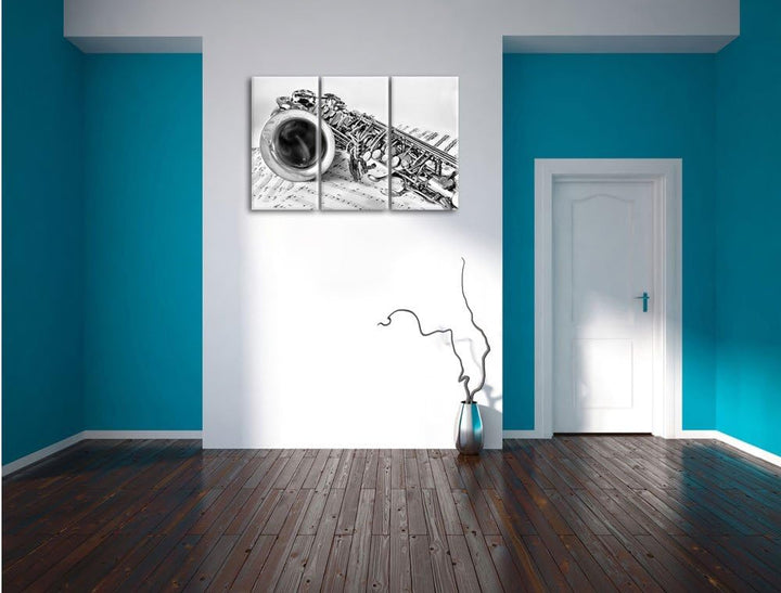 Pixxprint Saxophon auf Notenpapier als Leinwandbild/Grösse: 3 Teilig (120x80 cm) cm/Wandbild/Kunstdr