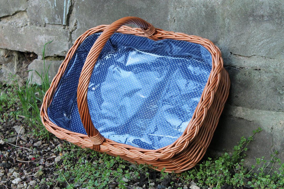 Tablett aus Weide mit Futter Blau mit weissen Punkten