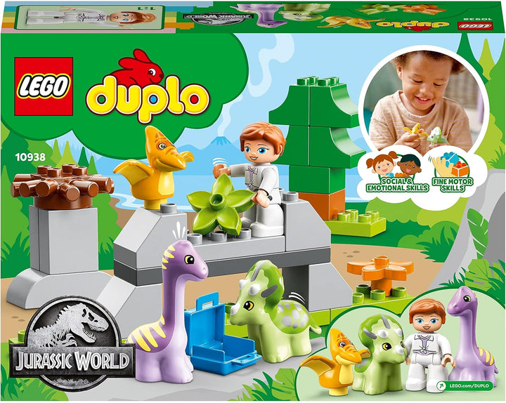LEGO 10938 DUPLO Jurassic World Dinosaurier Kindergarten mit Baby Dino Figuren und Triceratops, Spie