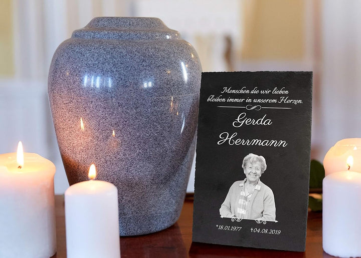 wandmotiv24 Schiefertafel Trauer, Gedenktafel Verstorbene Hochformat 20x30cm Personalisiert Name + D