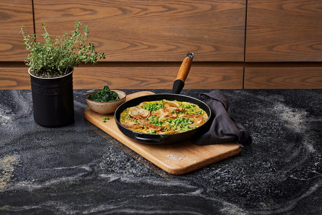 LE CREUSET Signature gusseiserne Bratpfanne mit Holzgriff 28 cm Schwarz matt, 20258280000422 Schwarz