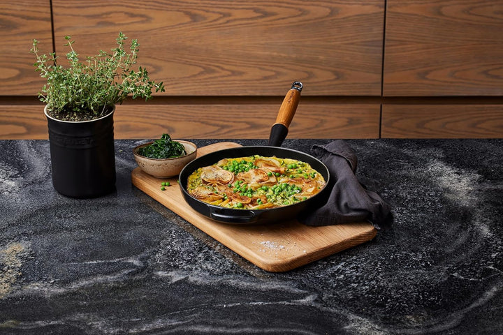 LE CREUSET Signature gusseiserne Bratpfanne mit Holzgriff 28 cm Schwarz matt, 20258280000422 Schwarz
