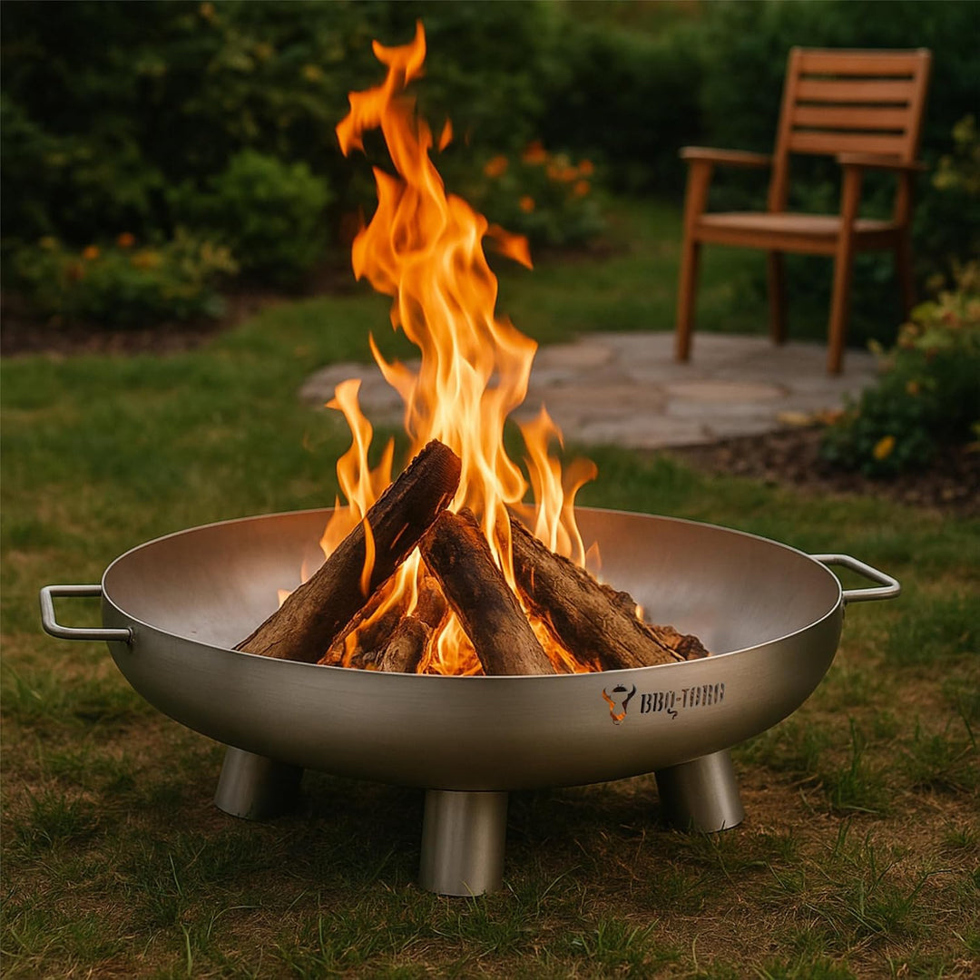 BBQ-Toro Edelstahl Feuerschale Ø 80 cm mit Deckel | Silber | Outdoor Feuerstelle mit drei Standbeine