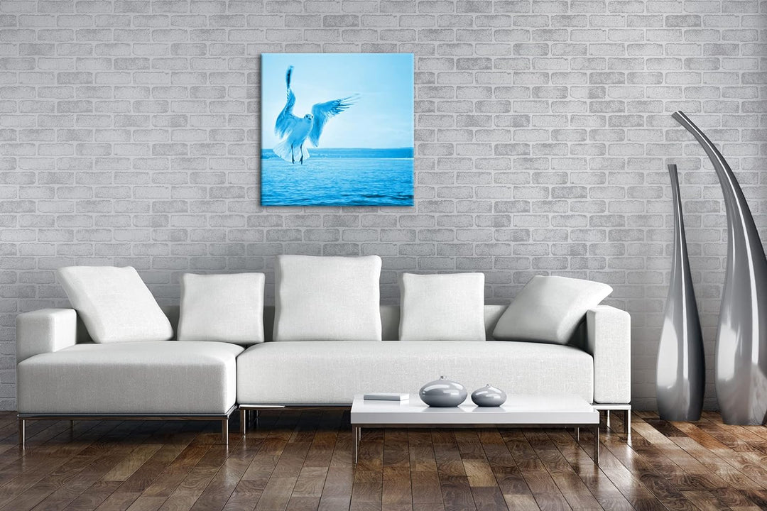 Fliegende Möwe über dem Bodensee im Format: 70x70 Effekt: Zeichnung als Leinwandbild, Motiv auf Echt