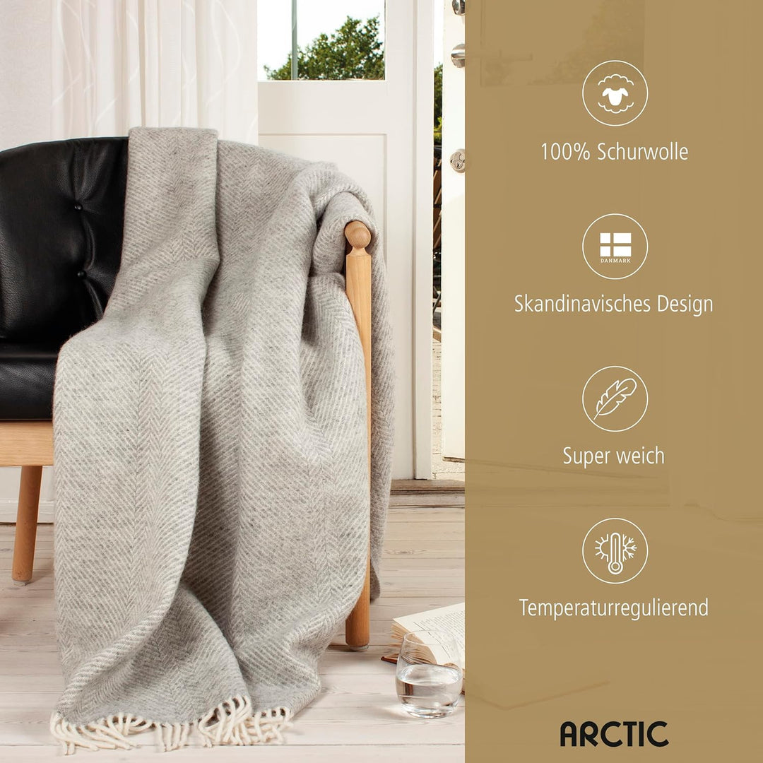 Arctic Wolldecke Herringbone - Hochwertiges Plaid mit Fischgrätmuster im Scandi Design - 100% Schurw