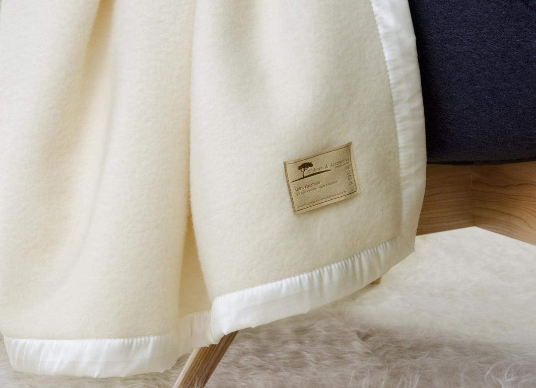 Wohnen & Accessoires GmbH & Co. KG Kaschmirdecke Mongolia wollweiss Seidenband 150x200cm Wollweiss 1