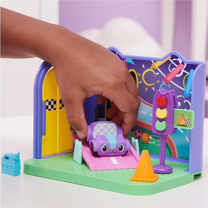 Gabby‘s Dollhouse Deluxe Raum, Purr-ific Play Room, Spielzimmer mit Carlita Spielzeugauto, 2 Möbelst