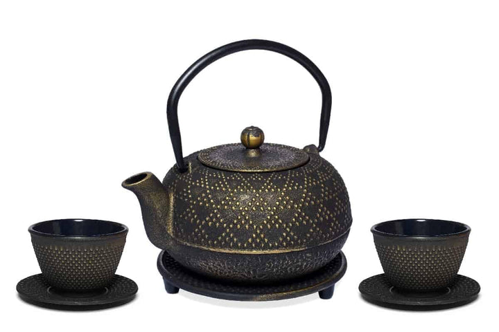 MAOCI Gusseisen Teeset Akita 0,7l schwarz-gold + 2 Becher und Gusseisen-Untersetzer