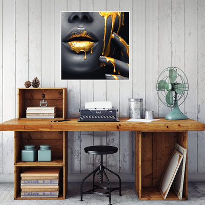 wandmotiv24 Poster als Wanddeko, Grösse 50x50cm, Frauen Lippen mit Goldener Farbe, Beauty, Frau, Mak