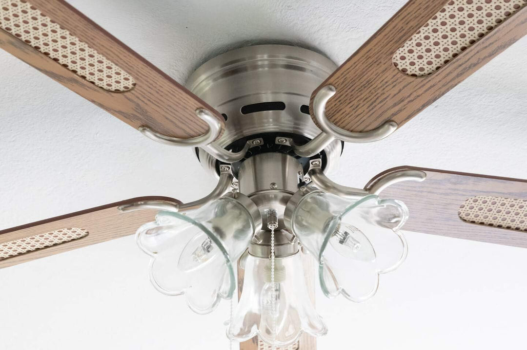 Pepeo - Kisa Deckenventilator mit Beleuchtung | Ventilator mit Zugschalter in Silber mit Wendeflügel